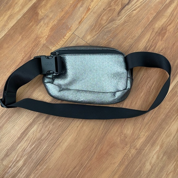 Lululemon Cross Body Belt Bag Silver/Black - Picture 3 of 8